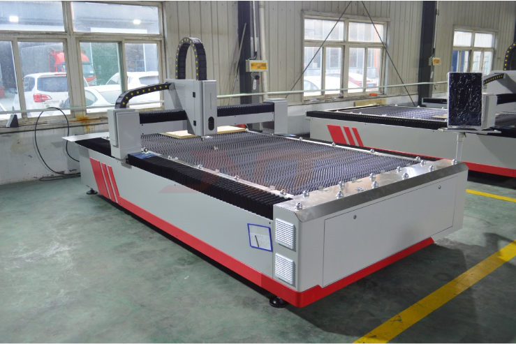 Cnc 2000w влакнеста лазерна машина за рязане на индустриални метални листове
