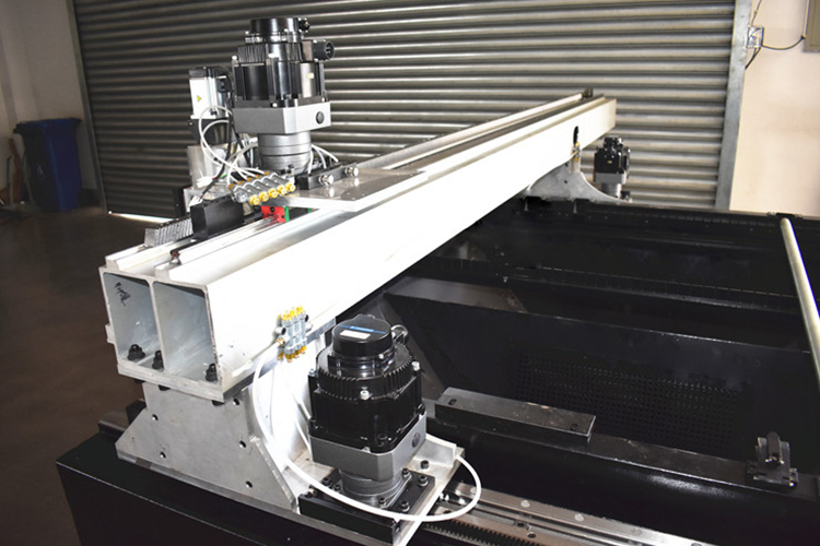 Влакнеста лазерна 2000 Watt плоска машина за лазерно рязане с влакна