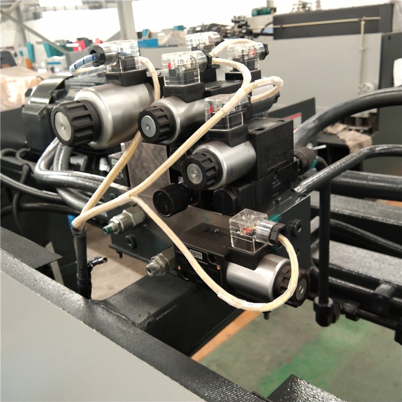 Qc12k-4x2500 Cnc хидравлична персонализирана машина за рязане Машина за рязане
